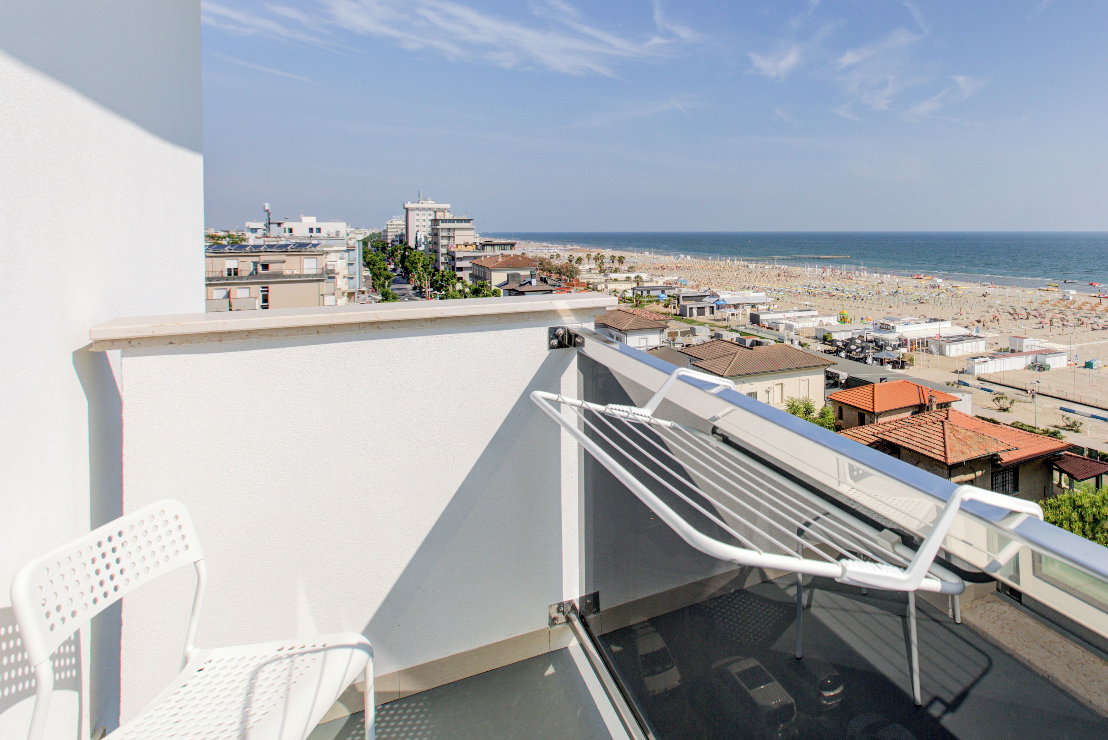 Un balcón con vista a la playa y al paisaje urbano.