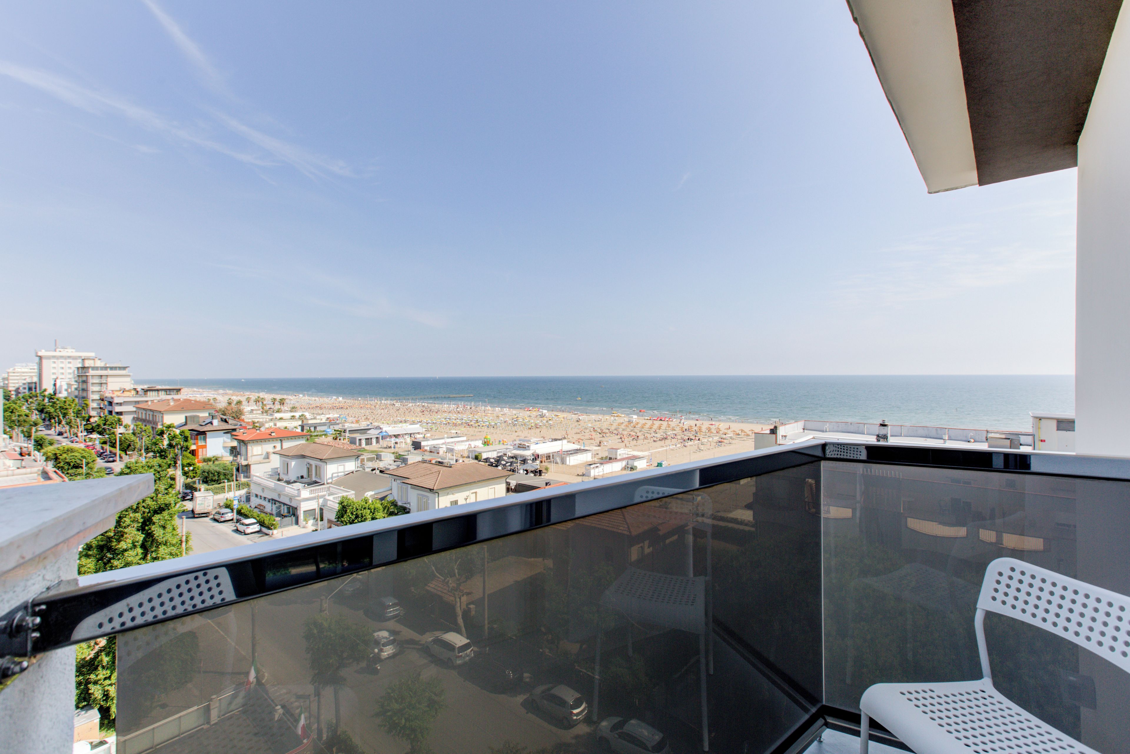 Varanda com vista para a praia e o horizonte urbano.