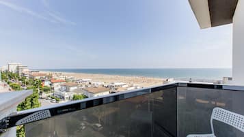 Varanda com vista para a praia e o horizonte urbano.