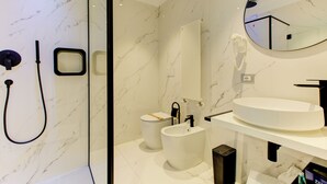 Superior Triple Room | Bathroom | Shower, hair dryer, slippers, towels - Hotel Due Mari (Rimini)