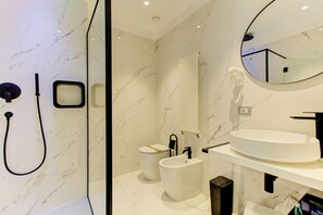Phòng 3 Superior | Phòng tắm | Buồng tắm vòi sen, máy sấy tóc, dép đi trong nhà, khăn tắm 