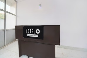 Un cartel con la palabra 'HOTELO' y 'Servicio de Empresa' que indica una zona de servicios hoteleros.