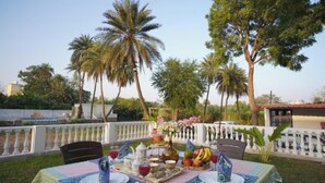 Outdoor dining - Shivrati Vilas (Udaipur)