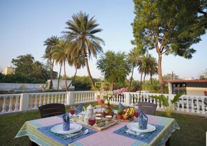 Outdoor dining - Shivrati Vilas (Udaipur)