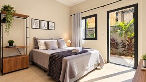 A bedroom with a bed, a bedside table, a wardrobe, a window, and a view of the outside. - STUDIO 04 (Vinhedo)