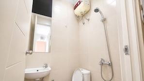 A bathroom with a toilet, sink, and shower. - Hotel O near Mall Panakkukang (Makassar)