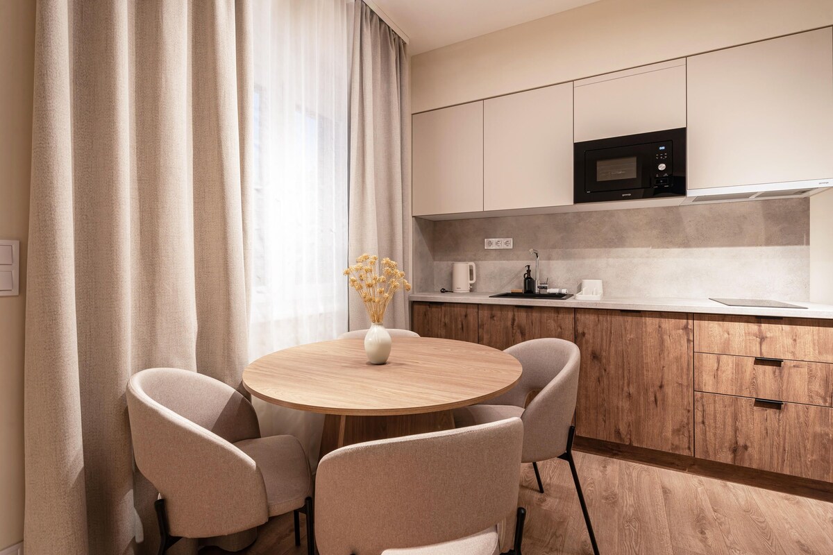 Deluxe Apartment, 1 Bedroom | Dining