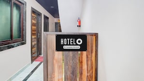 En hotellentrén med en träskylt som visar att hotellet tillhandahåller tjänster för företagskunder.