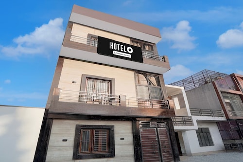 Super OYO Hotel O Tedhi Bazaar