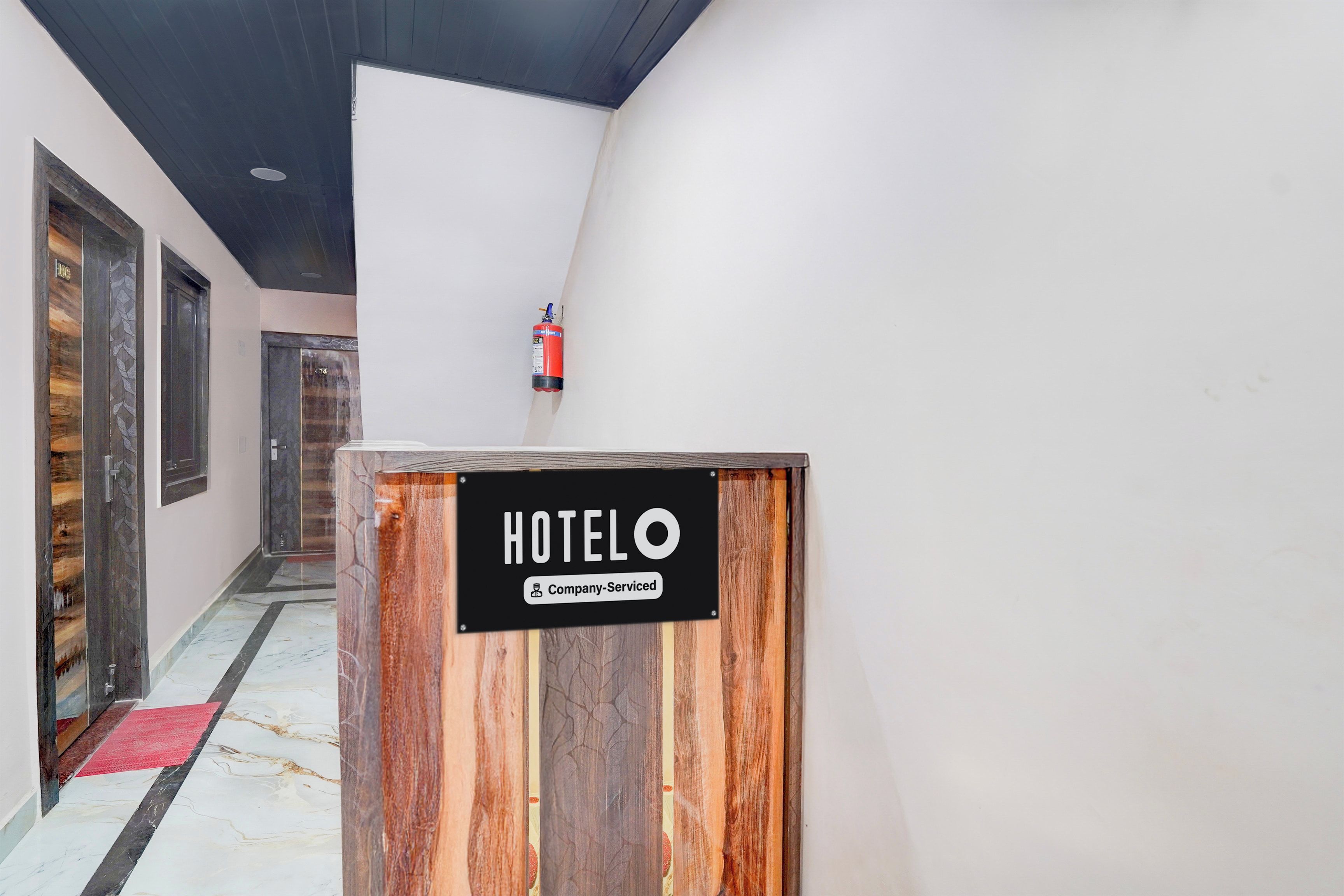 Mostrador de recepción de hotel con un letrero que indica que es servicio de empresa.