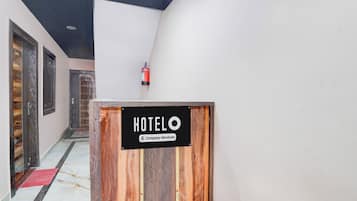 Mostrador de recepción de hotel con un letrero que indica que es servicio de empresa.