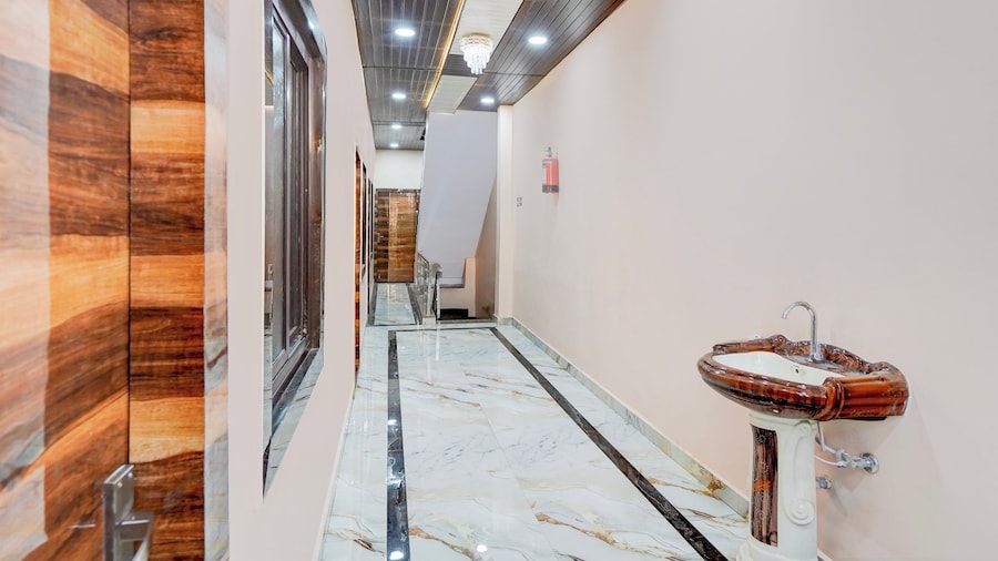 Super OYO Hotel O Tedhi Bazaar