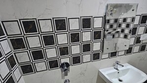 Kamar Deluks, pemandangan kota | Kamar mandi | Shower, perlengkapan mandi gratis,  dan handuk