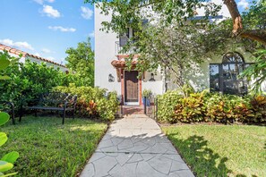 Garden pathway leading to the front door, framed by tropical plants. - 4BR Pool Home w/ Private Guest Suite – West Palm Beach (West Palm Beach)