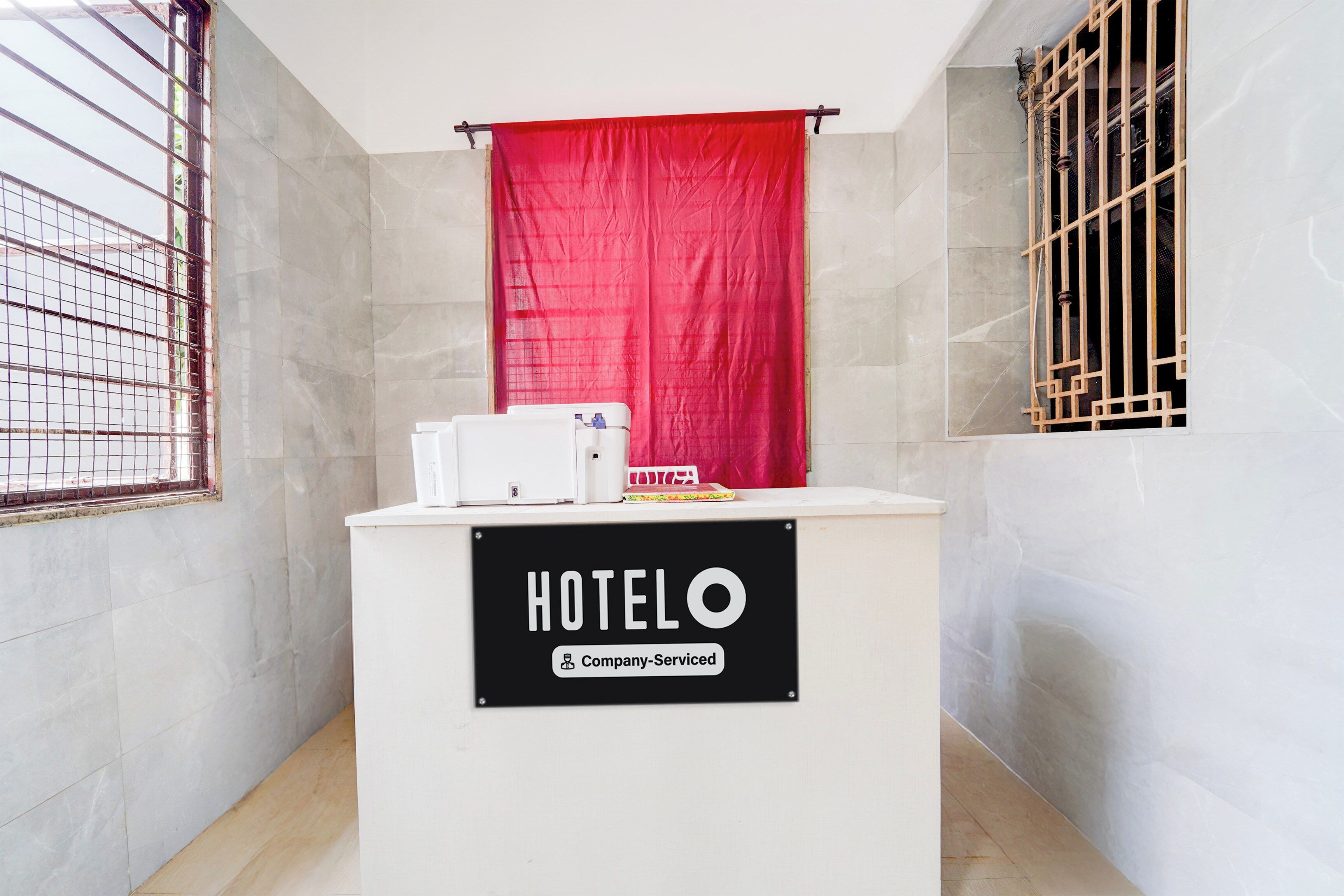 Una recepción de hotel con un cartel que indica que el servicio es proporcionado por la empresa.