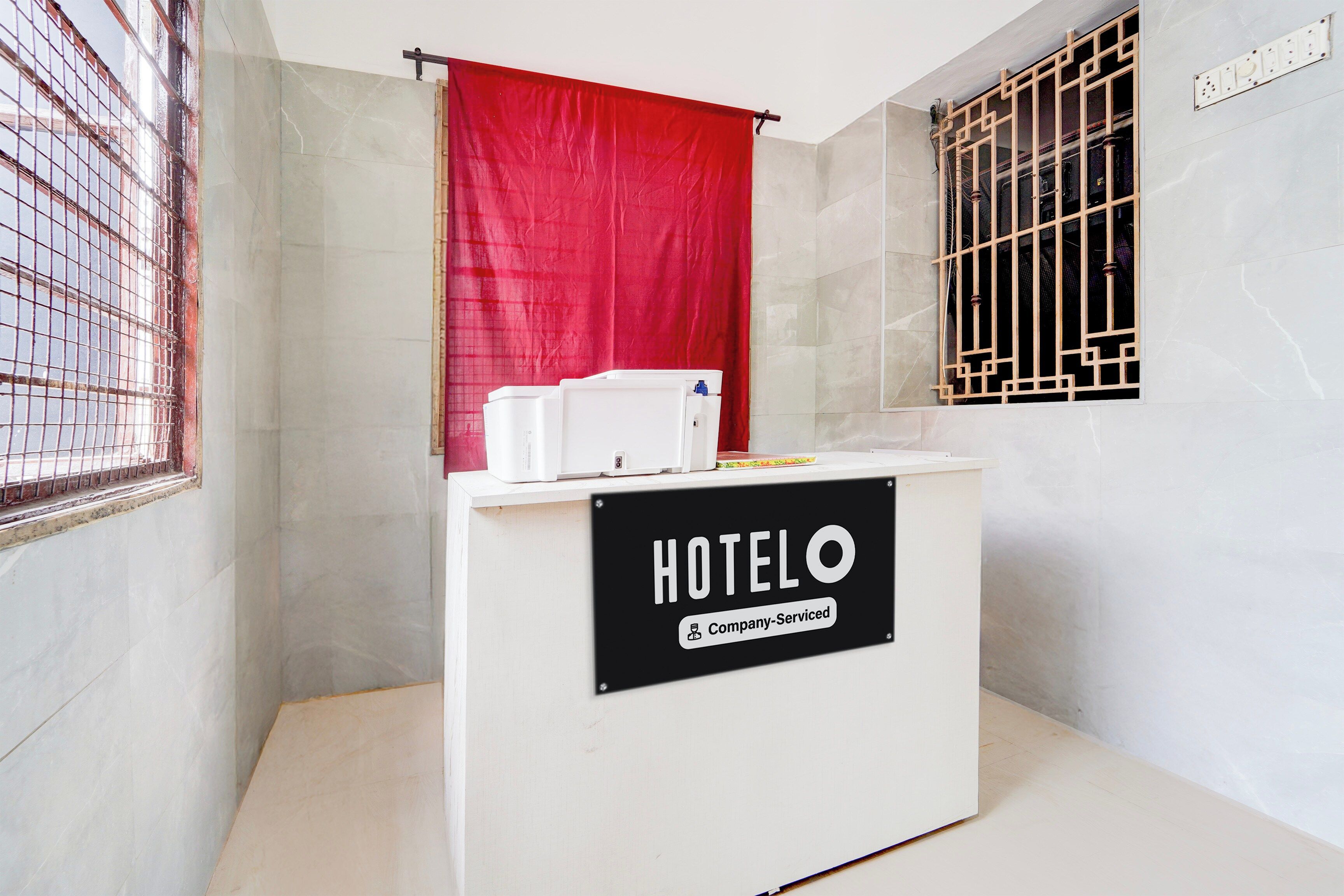 Una recepción de hotel con un letrero que indica servicio de empresa.