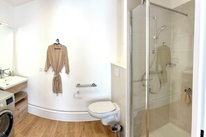 Regadera, amenidades de baño gratuitas, toallas, jabón 