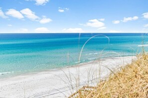 Una playa con aguas turquesas cristalinas y una orilla de arena blanca.