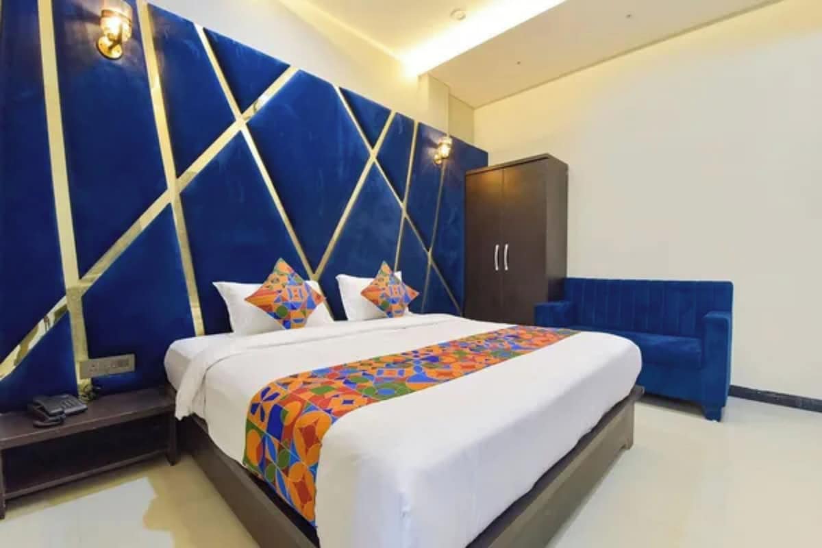 Egyptian cotton sheets, premium bedding, in-room safe, desk