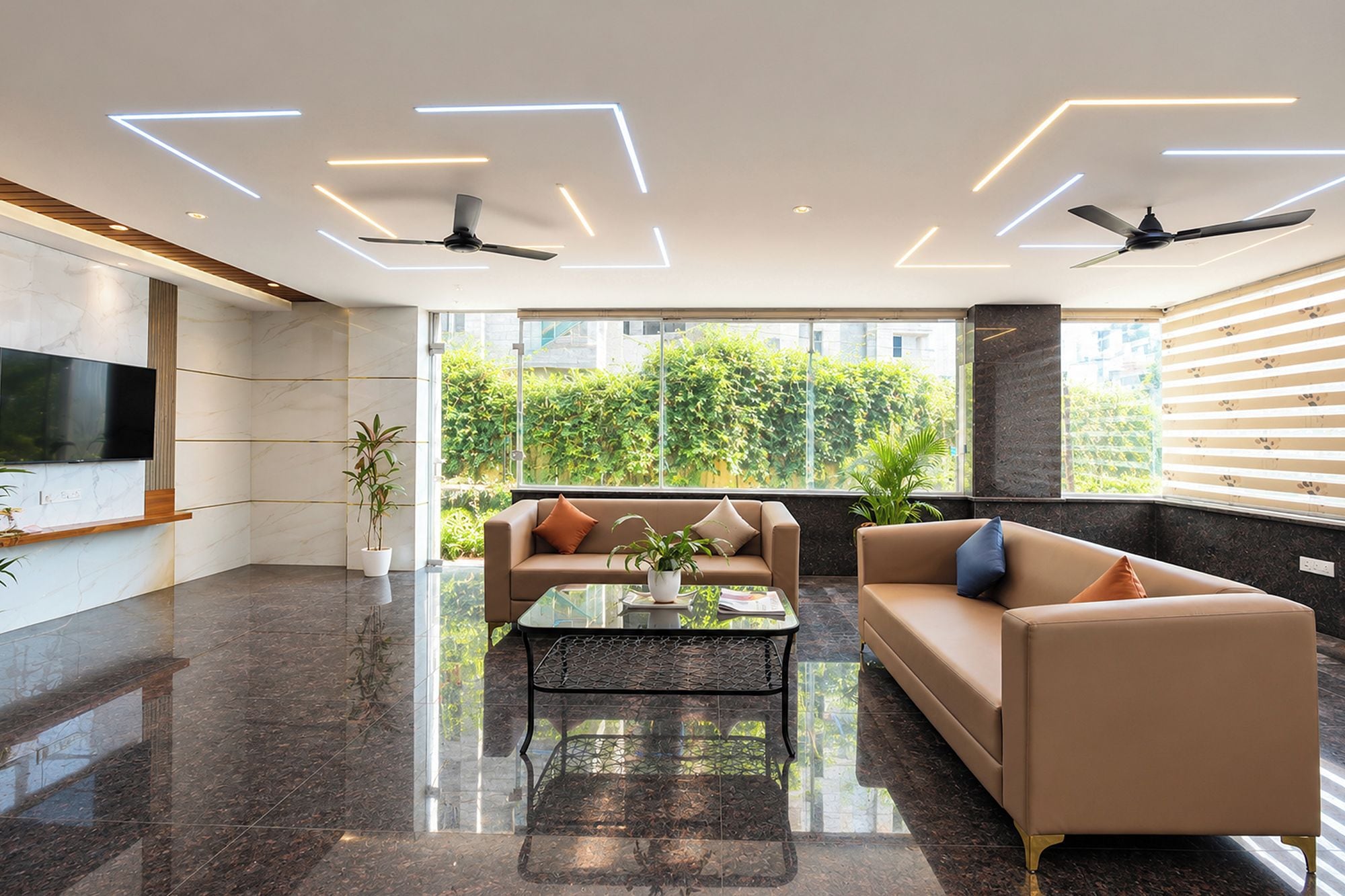 Una sala de estar moderna con un sofá, una mesa de centro y ventiladores de techo.