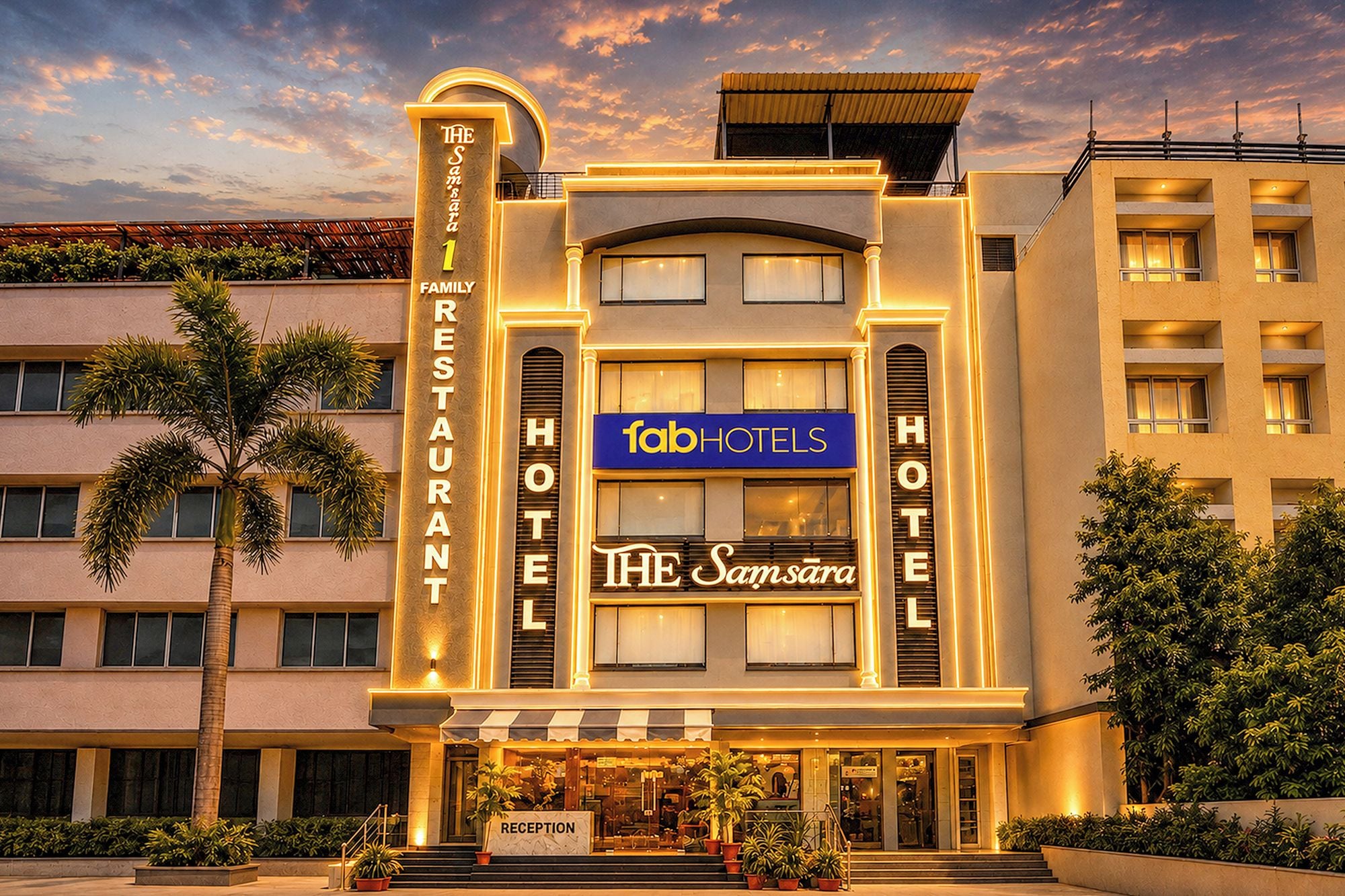 Un hotel con una zona de recepción, un cartel que indica 'The Samsara 1 Family Restaurant' y un letrero de 'fab hotels'.