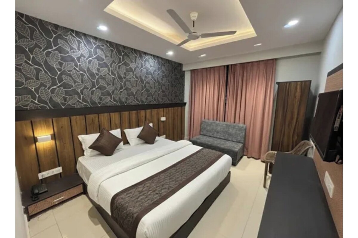 Egyptian cotton sheets, premium bedding, in-room safe, desk