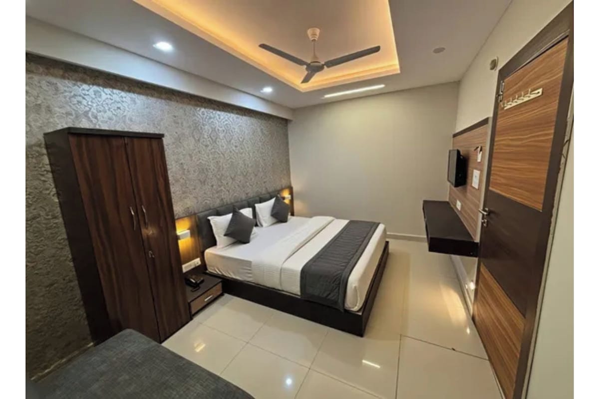 Egyptian cotton sheets, premium bedding, in-room safe, desk