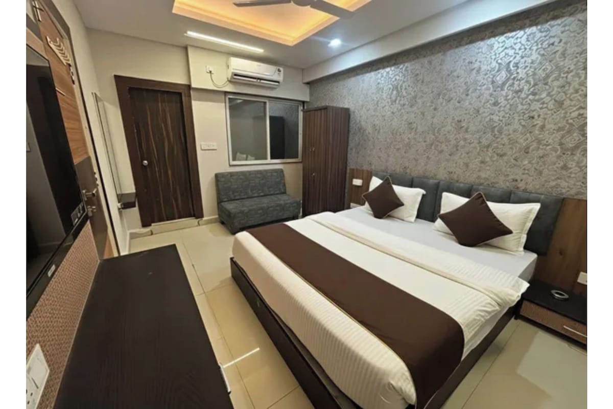 Egyptian cotton sheets, premium bedding, in-room safe, desk