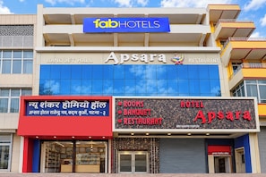Un hotel llamado Apsara con un cartel visible para el Salón de Banquetes y el Restaurante.