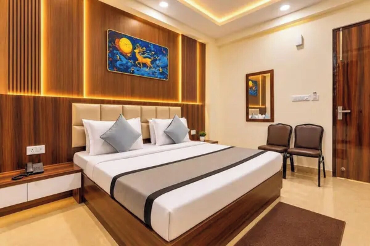 Deluxe Room | Egyptian cotton sheets, premium bedding, in-room safe, desk