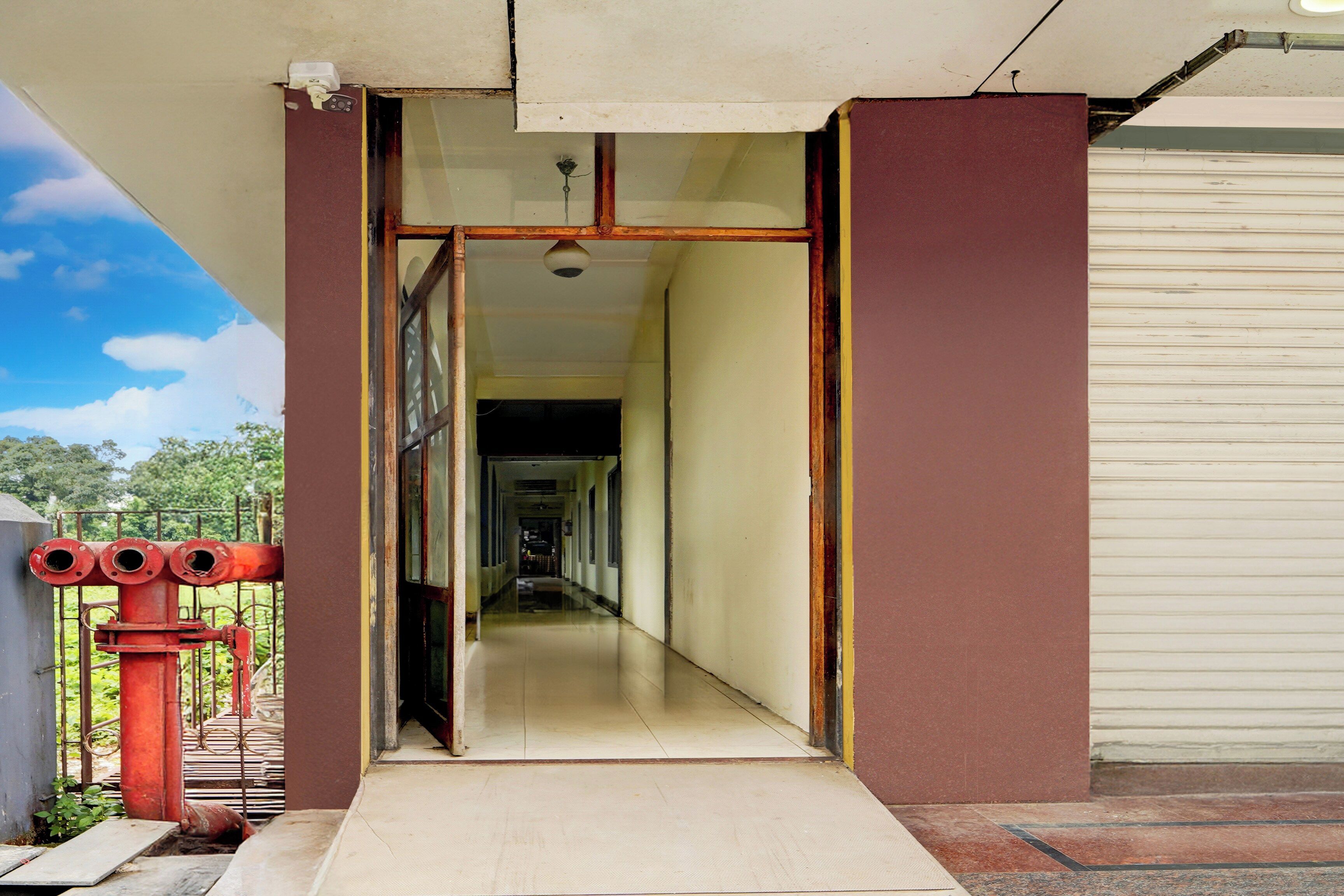 Entrada de un edificio con vista despejada a un pasillo que conduce a una habitación.