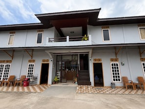 A two-story building with a balcony, a covered entrance, and a tiled entrance area. - Hotel O near Pantai Manggar (Samboja Kuala)