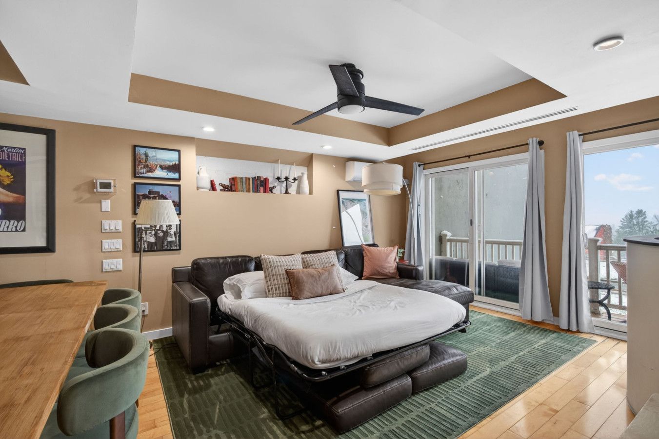 Une chambre moderne avec un lit, un bureau et un balcon.