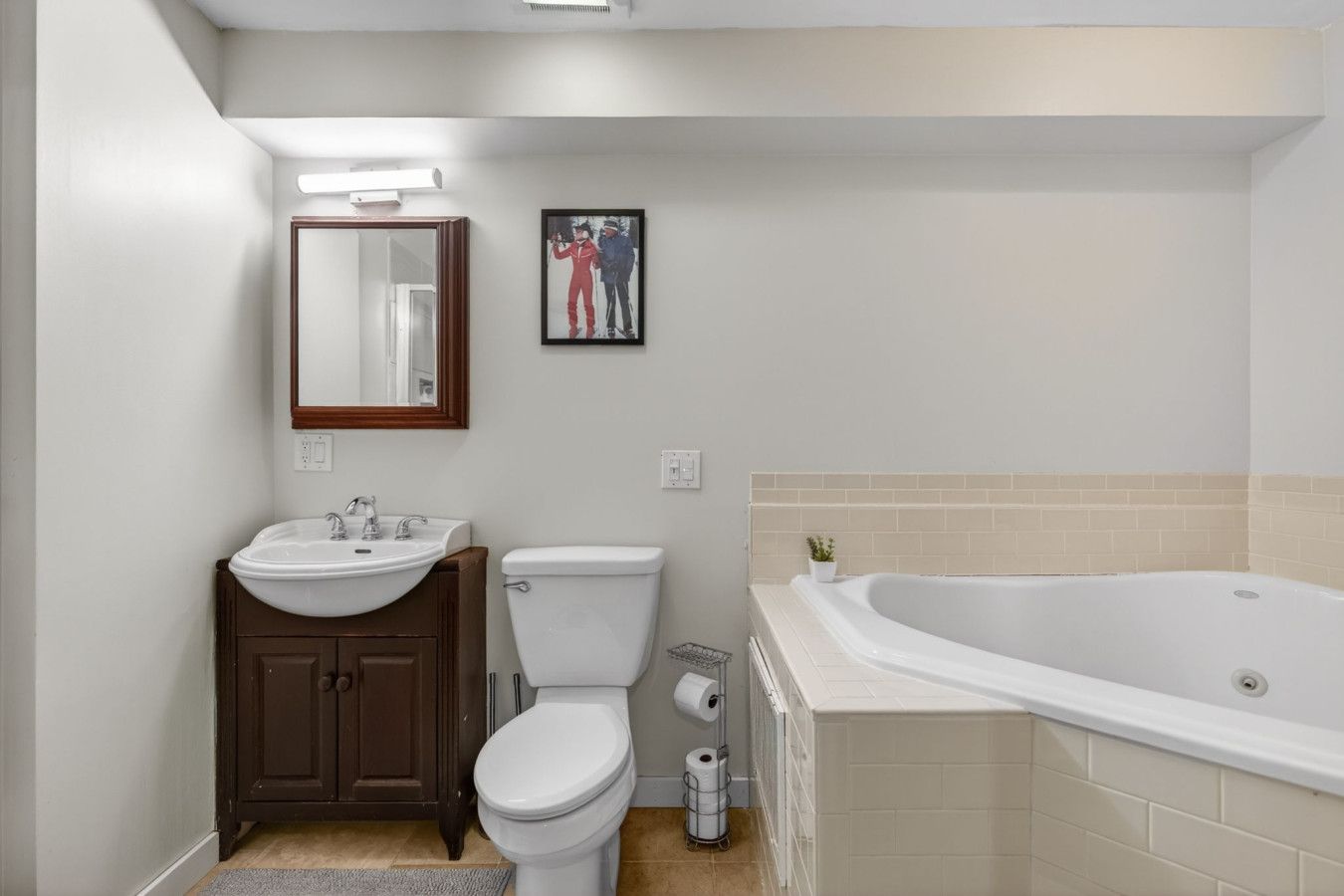 Une salle de bain avec un lavabo, des toilettes et une baignoire.