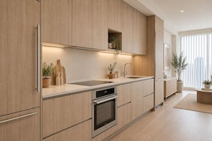 Una cocina moderna con armarios de madera, electrodomésticos de acero inoxidable y un horno empotrado.