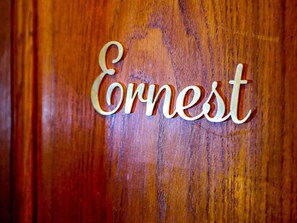Eine Holzfläche mit dem Namen 'Ernest', in einer kursiven Schrift eingraviert.