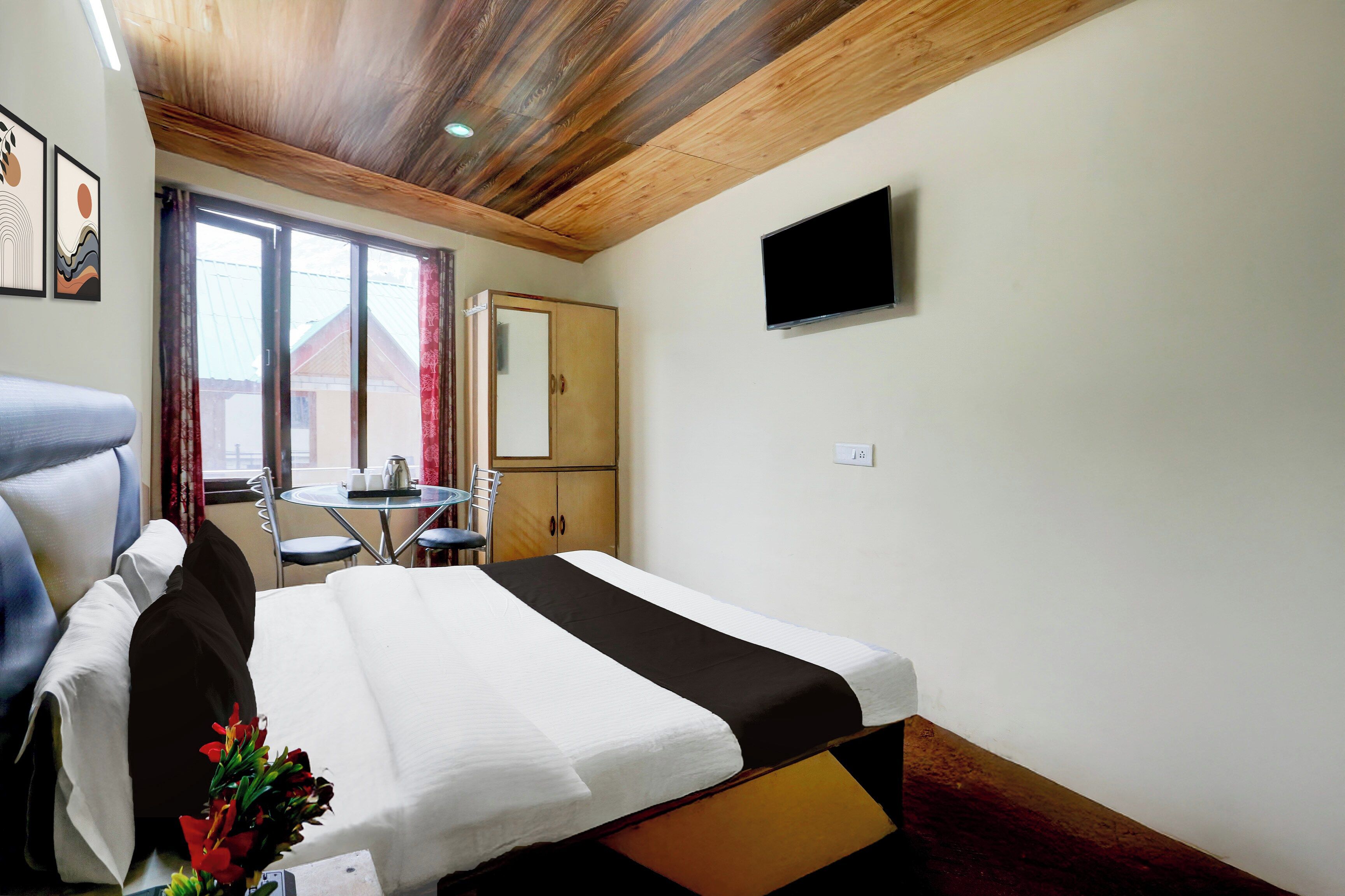 Classic Room | Desk, WiFi (free), bed sheets