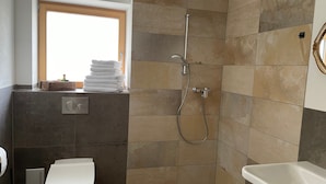 Un baño con inodoro, ducha y lavabo.