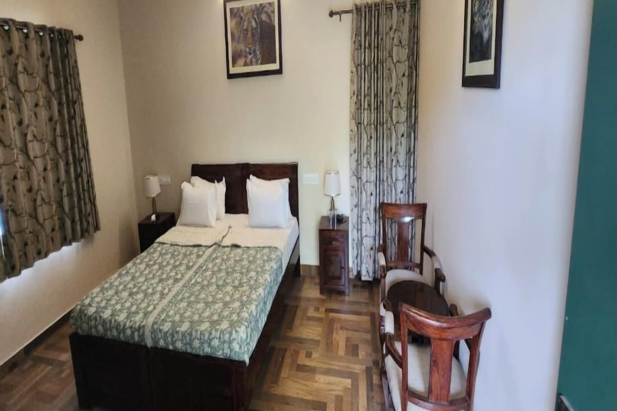 Habitación de lujo, vista al jardín | Escritorio, espacio para trabajar con laptop y cortinas blackout