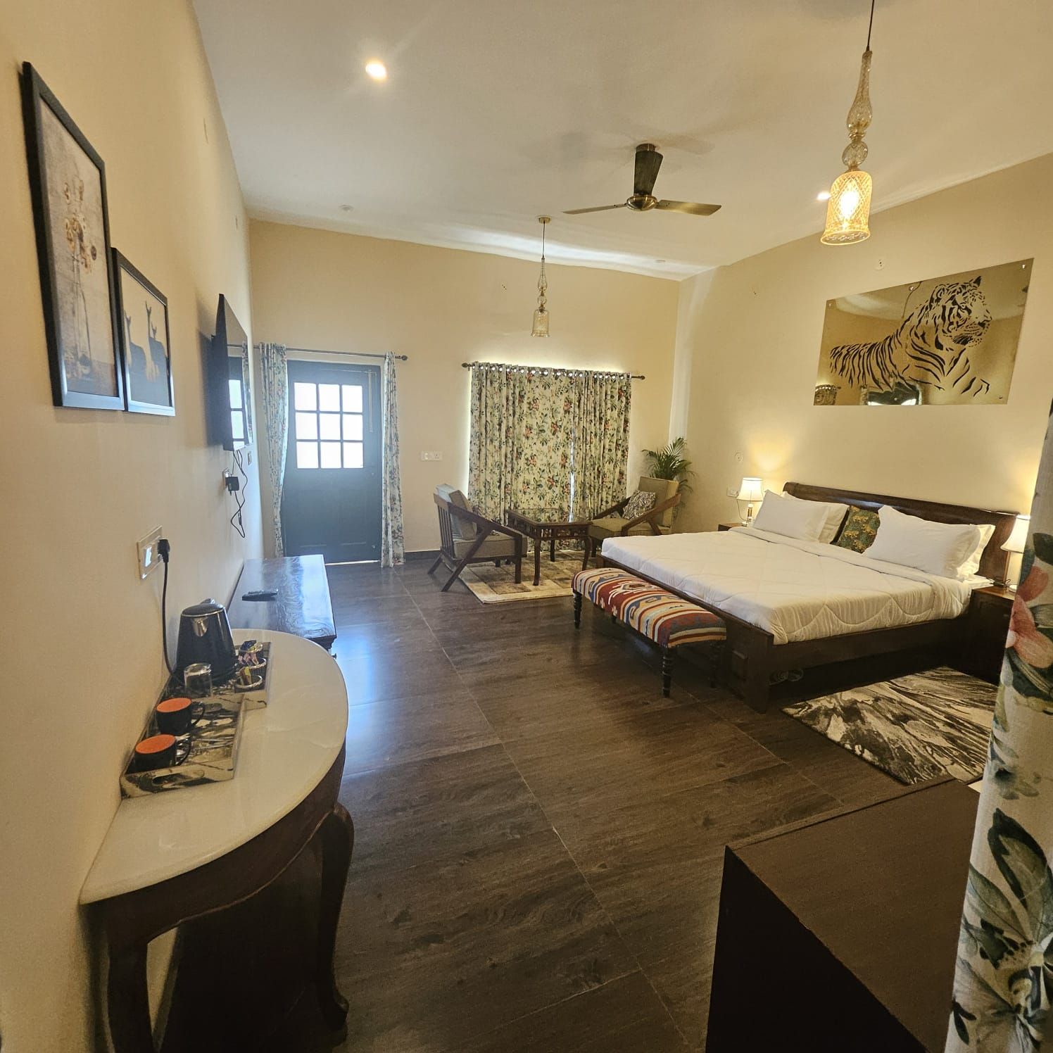 Luxury Cottage, Garden View | Desk, laptop workspace, blackout drapes, WiFi (free)