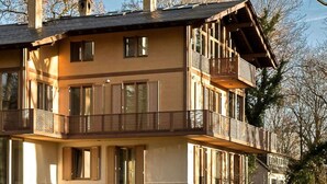 A multi-story building with a balcony on the second floor. - bel Etage Avenue in the Parkchalet (Potsdam)