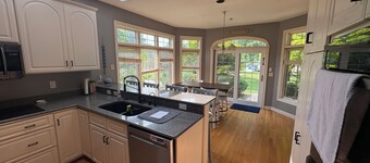 EAA Exquisite 6-bedroom 3.5 bathroom house w AC on water only 8 minutes from EAA
