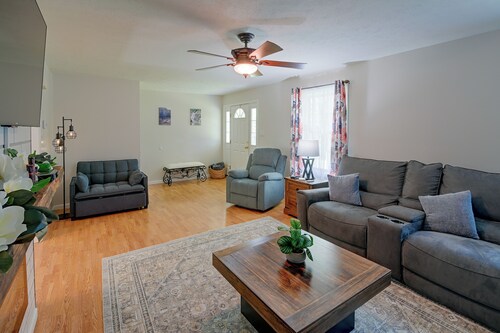Private Yard: Fire Pit & Cornhole! Moorefield Gem