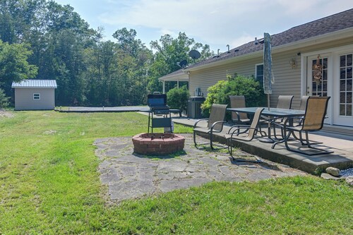 Private Yard: Fire Pit & Cornhole! Moorefield Gem