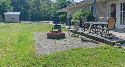 Private Yard: Fire Pit & Cornhole! Moorefield Gem