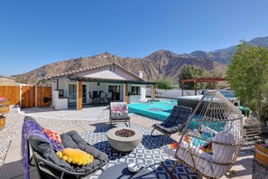 A patio with outdoor furniture, a fire pit, and a view of mountains. - Palm Springs Artist's Hideaway: Hot Tub, Mtn Views (Palm Springs)