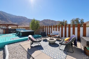 A backyard with a hot tub, outdoor seating, and a fire pit. - Palm Springs Artist's Hideaway: Hot Tub, Mtn Views (Palm Springs)