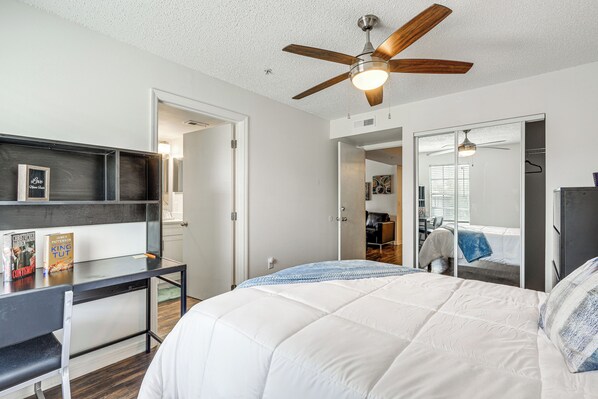 A bedroom with a bed, a desk, a ceiling fan, and a wardrobe. - 2 Mi to University of Florida! Unit w/ Pool Access (Gainesville)