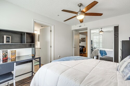 2 Mi to University of Florida! Unit w/ Pool Access