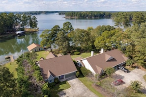 A residential property with a dock, a large body of water, and a forested area. - Luxury, 2 Master Suites, Fire Pit, Kayaks (Milledgeville)